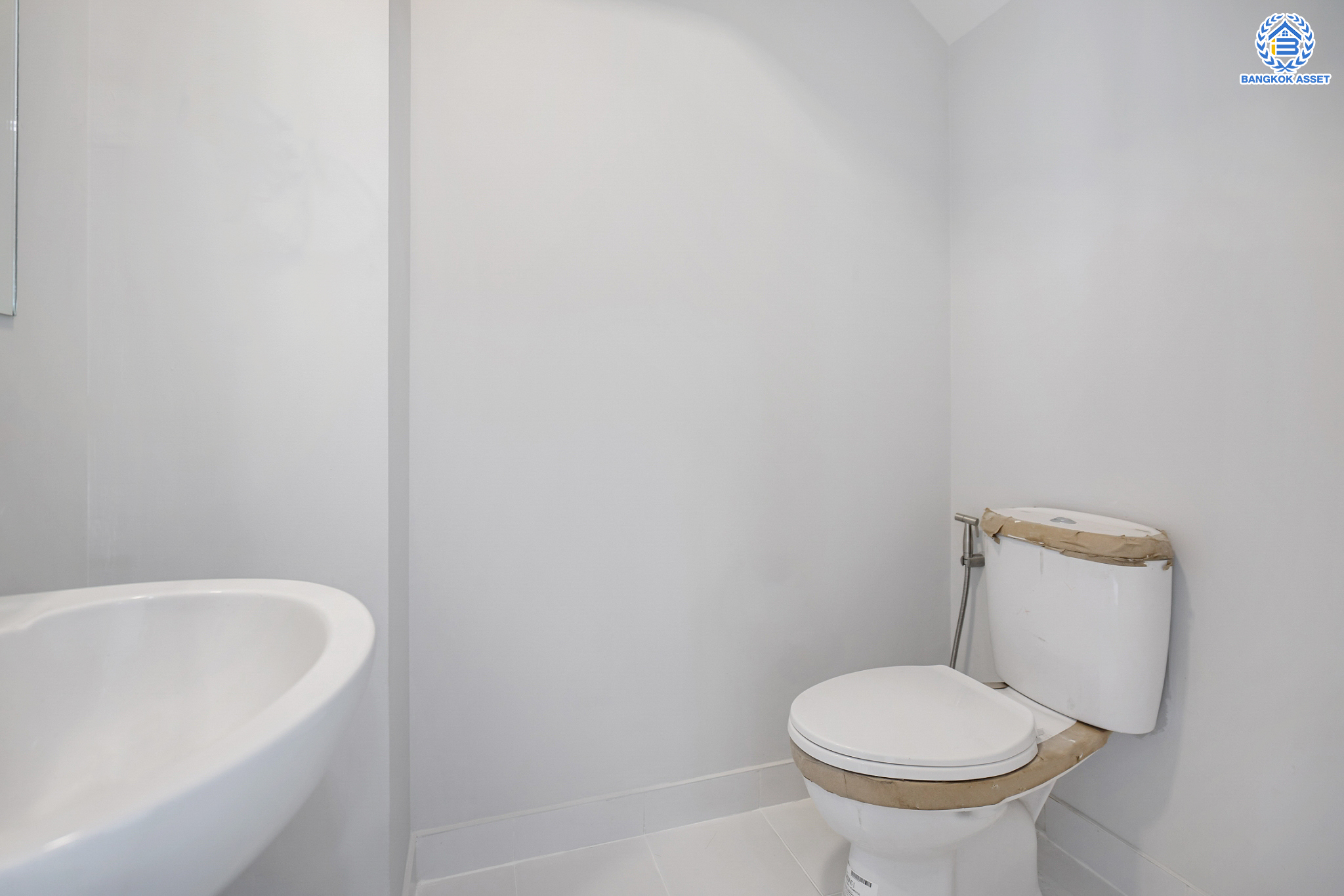 ทาวน์เฮ้าส์มือสอง 3 ชั้น ม.เดอะเทอเรซ ลาดพร้าว71 เนื้อที่ 21.6 ตร.ว. ฟังก์ชัน 3 ห้องนอน 4 ห้องน้ำ (ห้องนอนทุกห้องมีห้องน้ำในตัว) จอดรถได้ 2 คัน บนสุดยอดทำเลใจกลางเมือง! ตอบโจทย์ทุกไลฟ์สไตล์ ใจกลางห้างฯชั้นนำ เชื่อมต่อทั้งถนนเกษตร-นวมินทร์ , ลาดพร้าว , รัชโยธินฯ ใกล้ทางด่วนรามอินทรา เดินทางสะดวกสบาย ด้วยรถไฟฟ้าสายสีน้ำตาล "สถานีโรงเรียนสตรีวิทยา2"